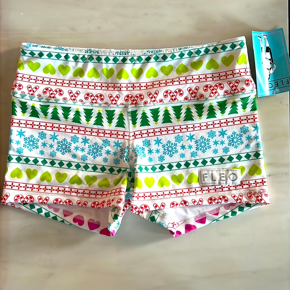 NWT Fleo 3.25” Christmas Stitch shorts